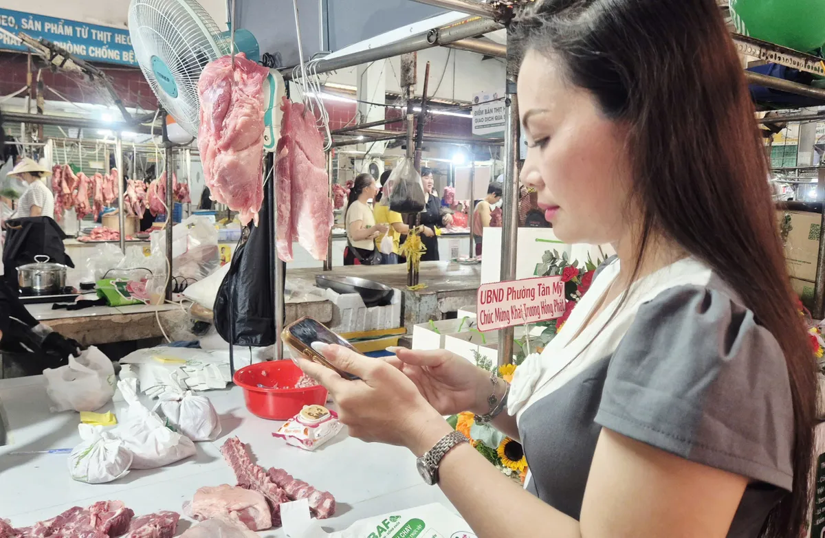 TP Hồ Chí Minh: Thịt heo 'tick xanh' đã có mặt tại chợ- Ảnh 1. TP Hồ Chí Minh: Thịt heo 'tick xanh' đã có mặt tại chợ- Ảnh 1.