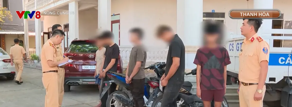 Phạt nh&oacute;m thanh thiếu ni&ecirc;n mang dao, s&uacute;ng đ&aacute;nh v&otilde;ng tr&ecirc;n đường- Ảnh 4.