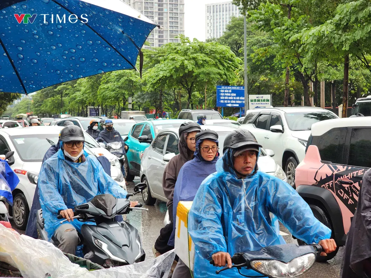 Không khí lạnh giữa mùa hè cho thấy thời tiết ngày càng cực đoan, khó lường - Ảnh 1.