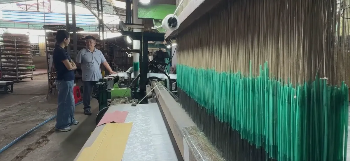 Giữ nhịp thoi đưa trên máy dệt cổ 100 năm tuổi- Ảnh 1. Giữ nhịp thoi đưa trên máy dệt cổ 100 năm tuổi- Ảnh 1.