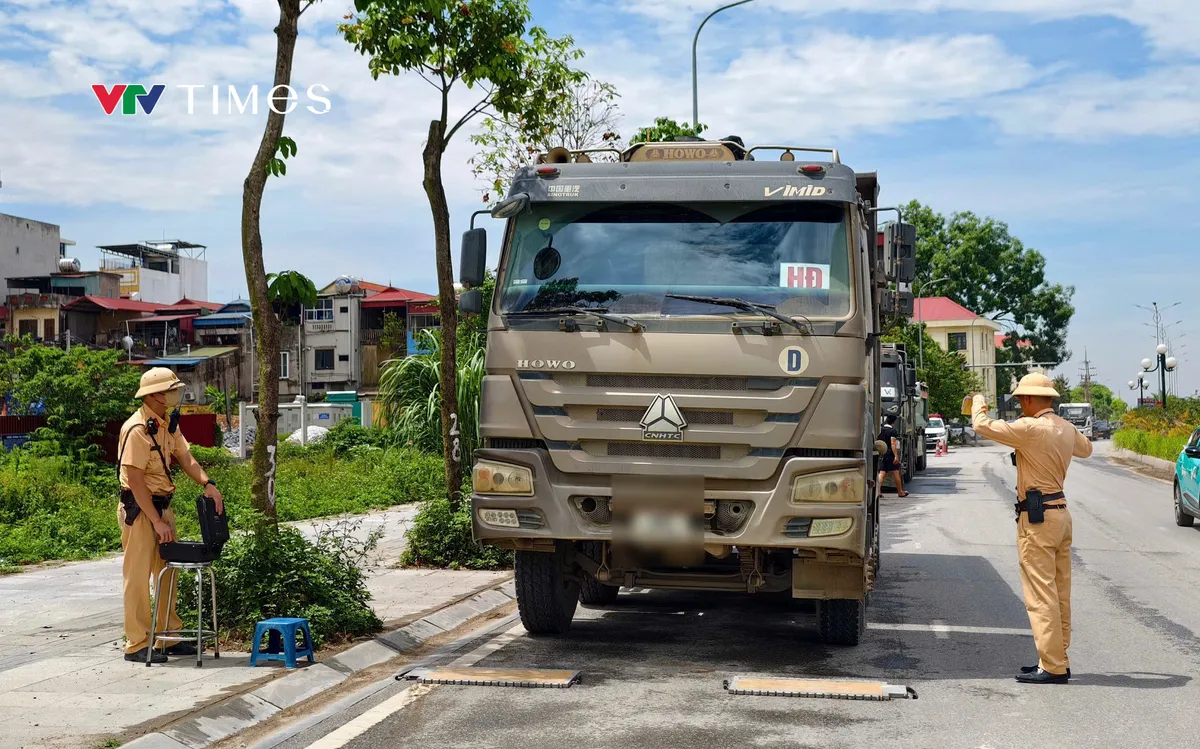 Đội CSGT đường bộ số 8 kiểm soát các phương tiện chở vật liệu xây dựng, sáng 7/6. 