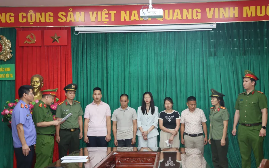 Cơ quan Cảnh sát điều tra Công an tỉnh Bắc Ninh tống đạt các Quyết định và Lệnh đối với các đối tượng. Ảnh: Công an Bắc Ninh