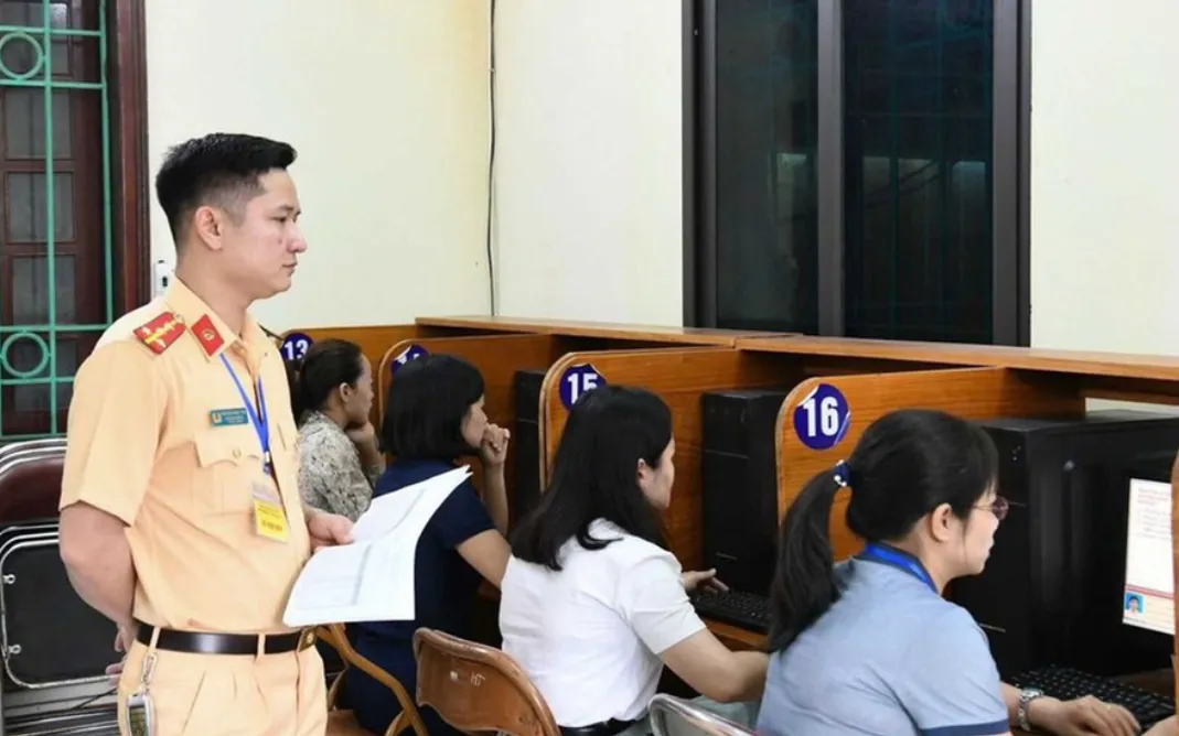 Đề xuất tăng số lượng câu hỏi lý thuyết sát hạch lái xe (Ảnh minh họa: VGP)