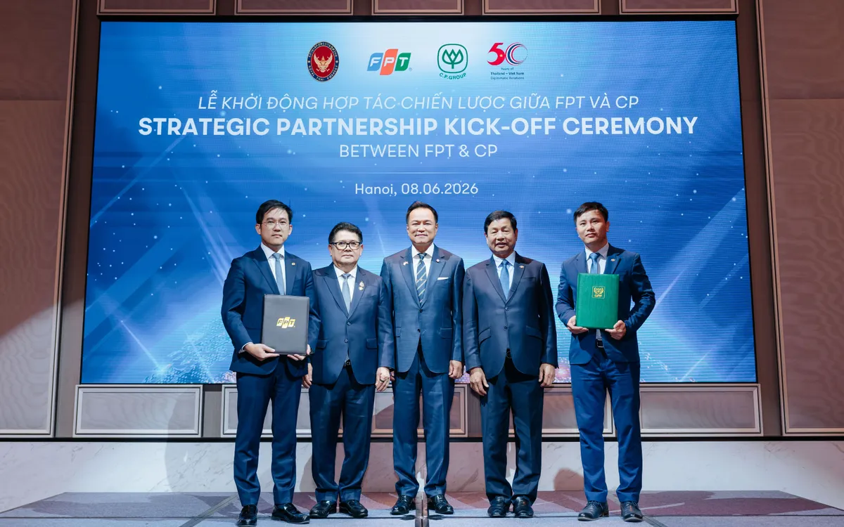 Thủ tướng Thái Lan Anutin Charnvirakul (đứng giữa) chứng kiến Lễ Khởi động hợp tác chiến lược giữa FPT và CP. Ảnh: FPT