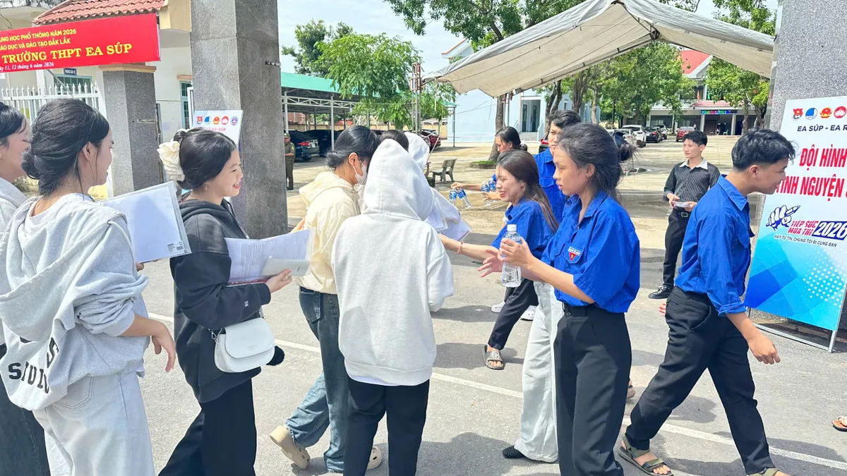 Đắk Lắk: Ấm áp bữa ăn tiếp sức cho thí sinh vùng sâu vùng để thi THPT 2026 - Ảnh 3.