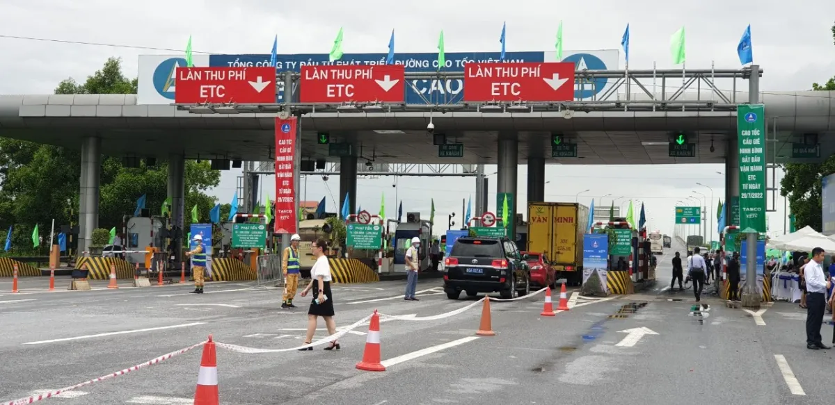 Bộ X&acirc;y dựng y&ecirc;u cầu ho&agrave;n thiện hệ thống thu ph&iacute; v&agrave; gi&aacute;m s&aacute;t cao tốc trong năm nay- Ảnh 1.