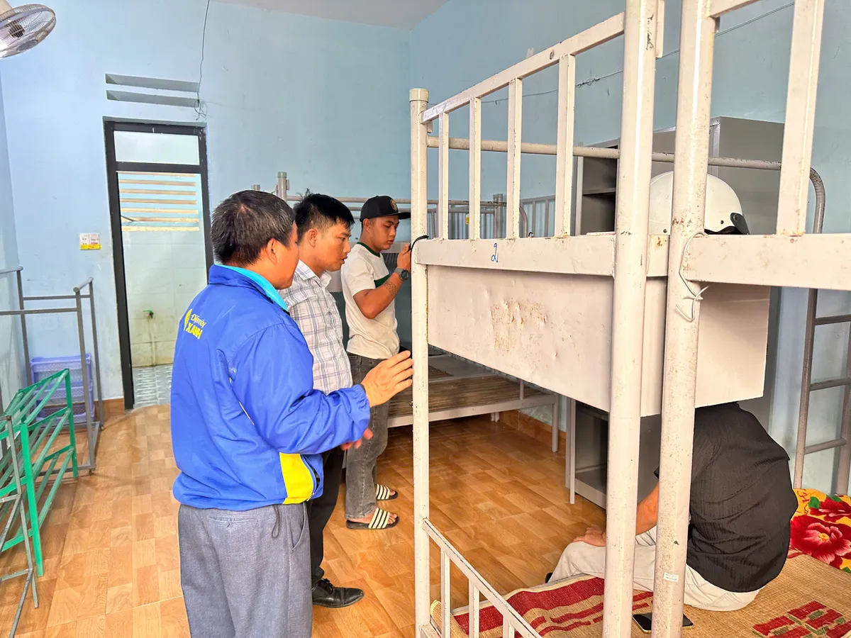 Đắk Lắk: Ấm áp bữa ăn tiếp sức cho thí sinh vùng sâu vùng để thi THPT 2026 - Ảnh 2.