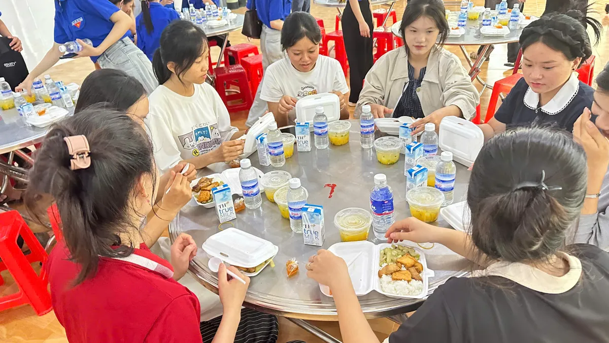 Đắk Lắk: Ấm áp bữa ăn tiếp sức cho thí sinh vùng sâu vùng để thi THPT 2026 - Ảnh 1.