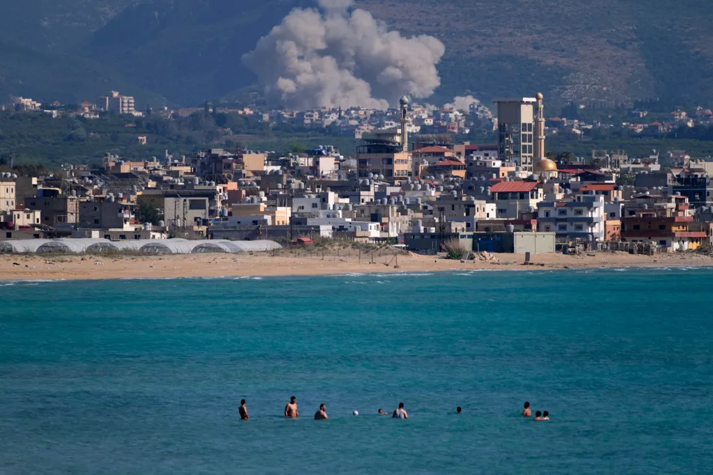 Israel phát động đợt tấn công mới vào Lebanon- Ảnh 1. Israel phát động đợt tấn công mới vào Lebanon- Ảnh 1.