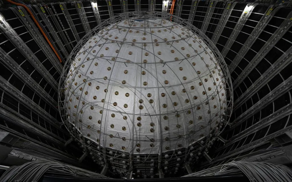 Máy dò vũ trụ tại Đài quan sát Neutrino ngầm Jiangmen ở Quảng Đông, Trung Quốc, ngày 11/10/2024. (Ảnh: AP)