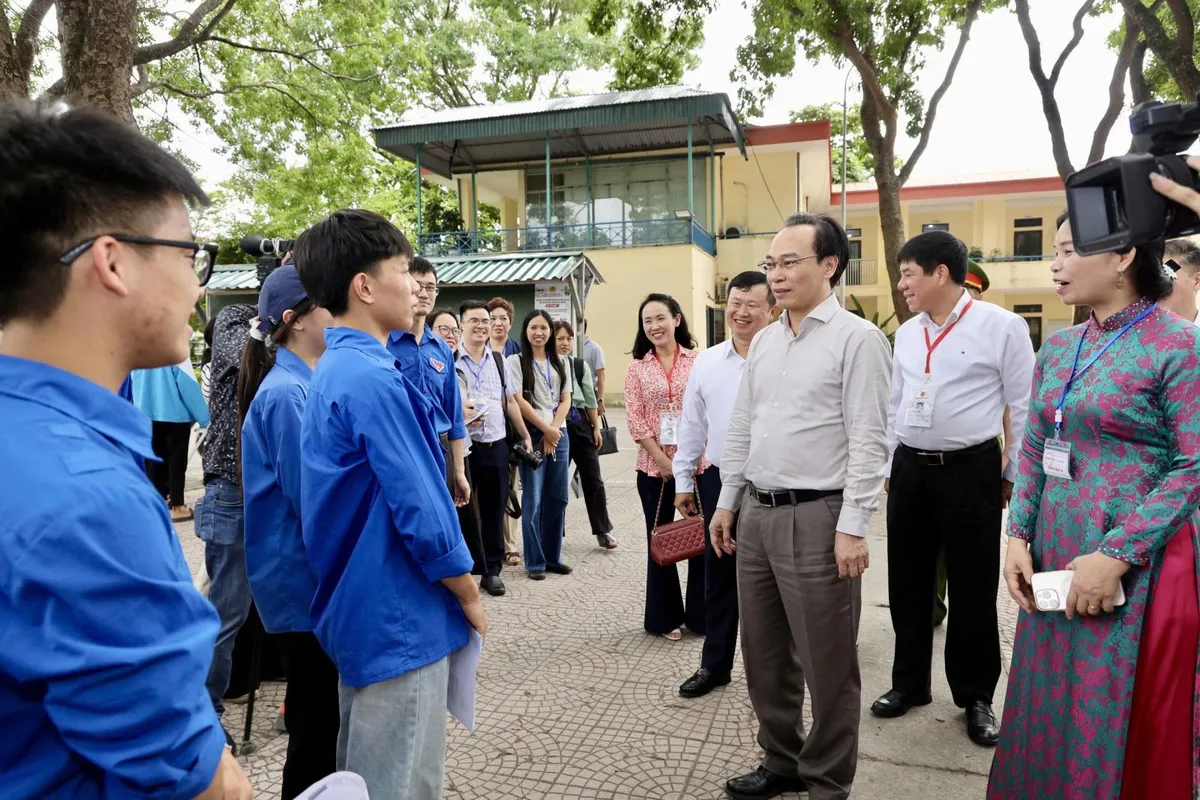 Bộ trưởng Ho&agrave;ng Minh Sơn: Kh&ocirc;ng để th&iacute; sinh mất quyền lợi trong mọi t&igrave;nh huống - Ảnh 1.