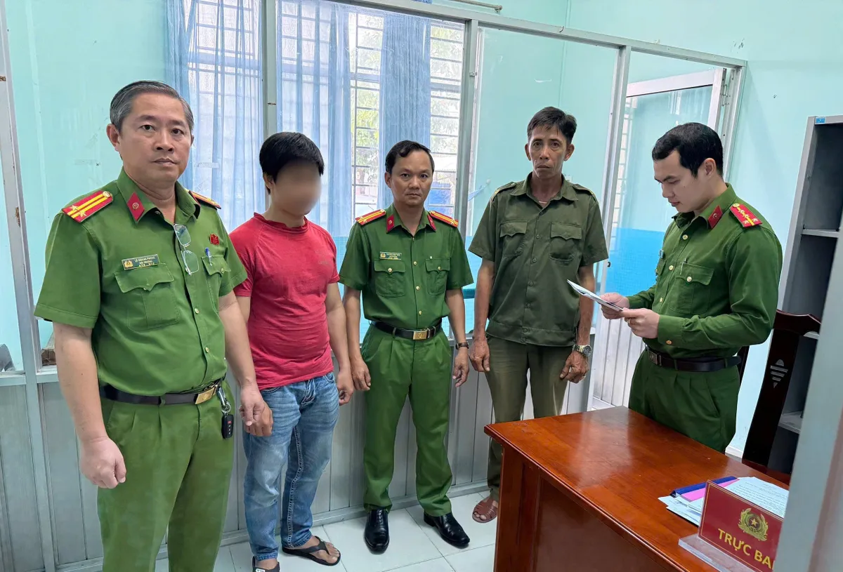 Triệt phá đường dây sản xuất dầu gió giả quy mô lớn, thu giữ hơn 27.000 sản phẩm - Ảnh 1.