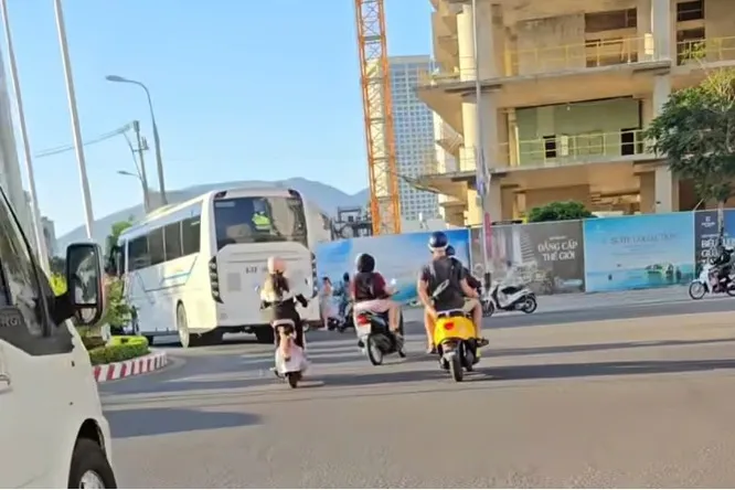 Đà Nẵng lập lại trật tự an toàn giao thông đối với khách nước ngoài- Ảnh 2. Đà Nẵng lập lại trật tự an toàn giao thông đối với khách nước ngoài- Ảnh 2.