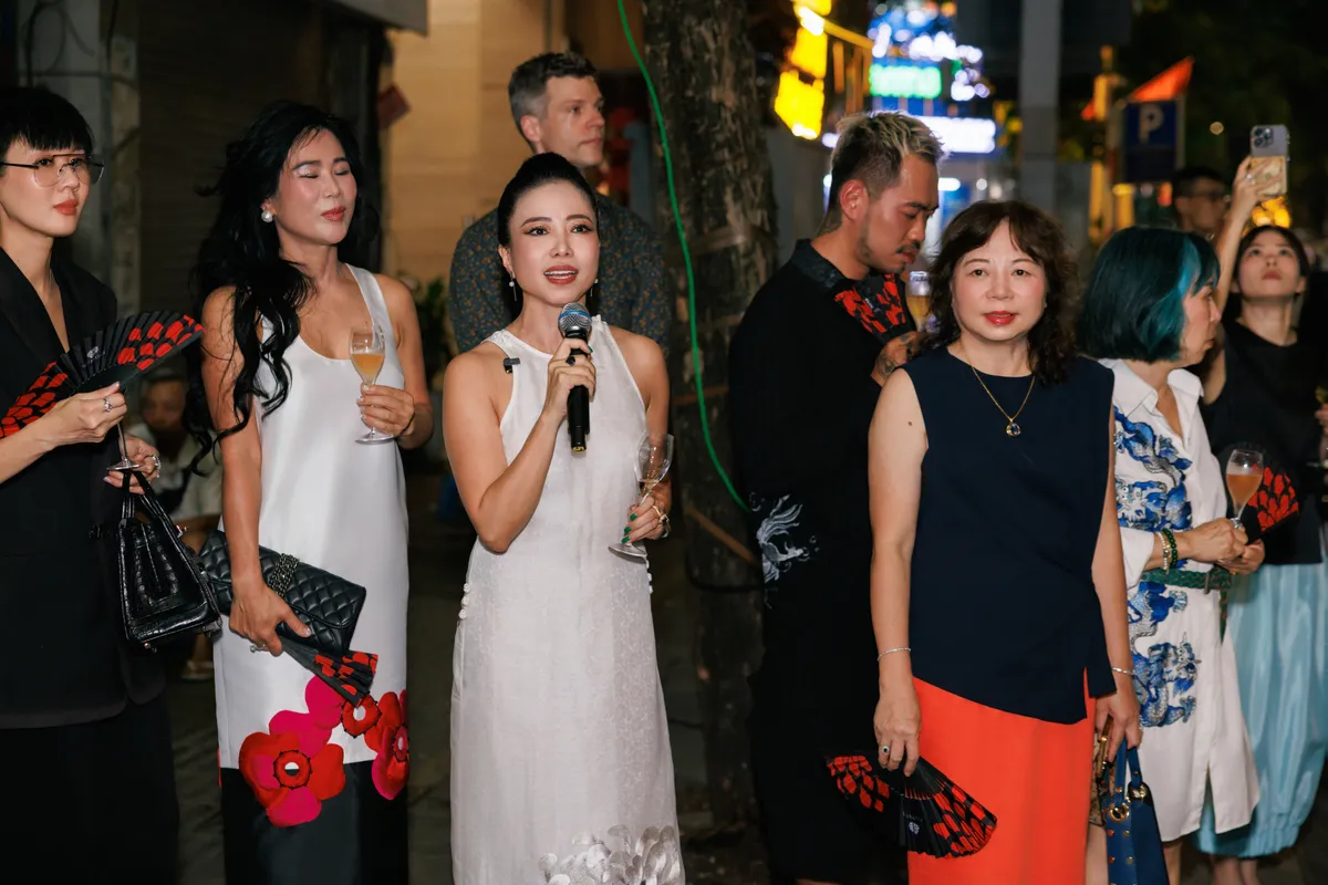 NTK Hà Linh Thư mở "điểm đến nhung lụa" trong biệt thự Pháp cổ trăm tuổi - Ảnh 8.