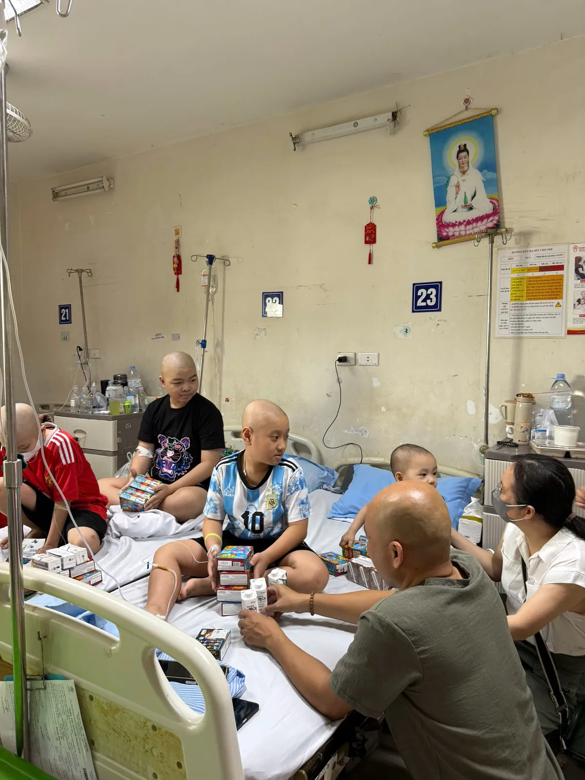 Lan tỏa y&ecirc;u thương tới những "chiến binh nh&iacute;"- Ảnh 1.