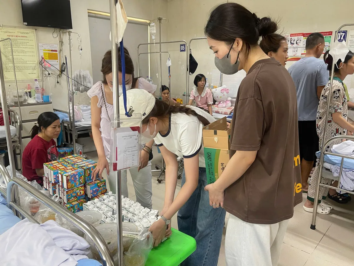 Lan tỏa y&ecirc;u thương tới những "chiến binh nh&iacute;"- Ảnh 2.