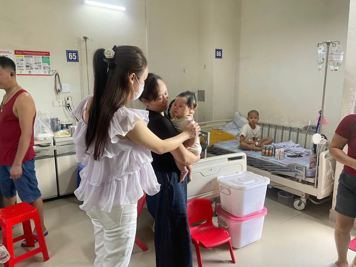 Lan tỏa y&ecirc;u thương tới những "chiến binh nh&iacute;"- Ảnh 3.