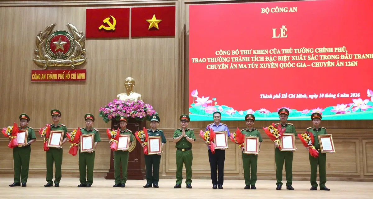 Khen thưởng lực lượng triệt phá đường dây ma túy xuyên quốc gia, bắt 403 người- Ảnh 5. Khen thưởng lực lượng triệt phá đường dây ma túy xuyên quốc gia, bắt 403 người- Ảnh 5.