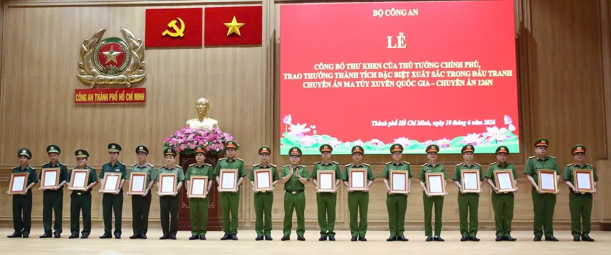 Khen thưởng lực lượng triệt phá đường dây ma túy xuyên quốc gia, bắt 403 người- Ảnh 6. Khen thưởng lực lượng triệt phá đường dây ma túy xuyên quốc gia, bắt 403 người- Ảnh 6.