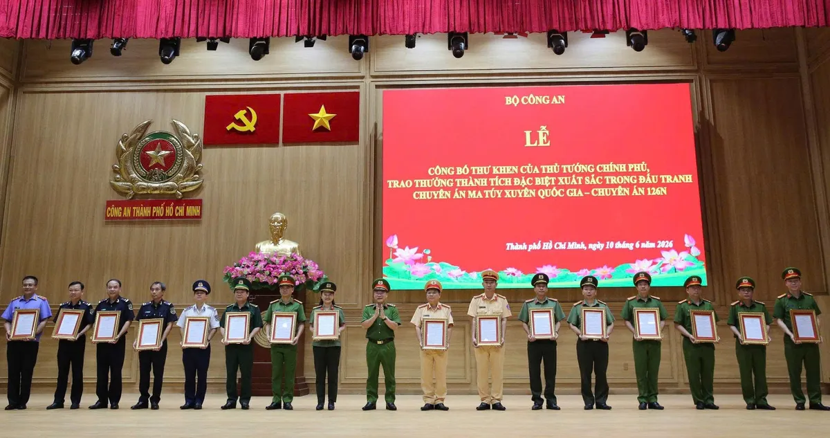 Khen thưởng lực lượng triệt phá đường dây ma túy xuyên quốc gia, bắt 403 người- Ảnh 7. Khen thưởng lực lượng triệt phá đường dây ma túy xuyên quốc gia, bắt 403 người- Ảnh 7.