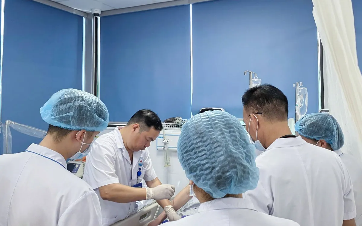 Cấp cứu một trường hợp ngư dân gặp nạn trên biển. Ảnh: Bệnh viện Đa khoa Khu vực Vân Đồn