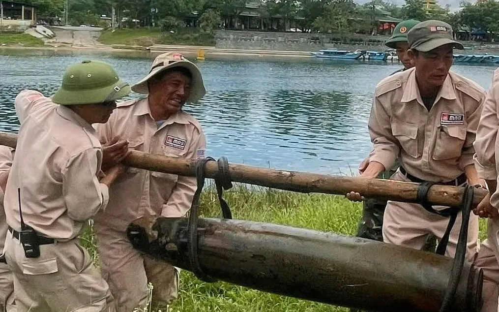 Quả bom 227kg được phát hiện gần bến thuyền Phong Nha. Ảnh: MAG Việt Nam