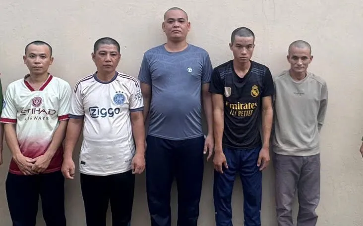Các bị can Đỗ Khắc Trường, Nguyễn Tấn Bền, Đỗ Khắc Cường, Ngô Hoàng Hậu, Ngô Hoàng Phi (từ trái qua)