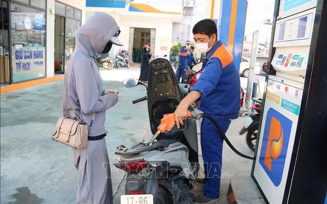 Hoạt động cung ứng xăng E10 tại cửa hàng xăng dầu số 25 Petrolimex Hưng Yên (phường Trần Lãm, Hưng Yên).