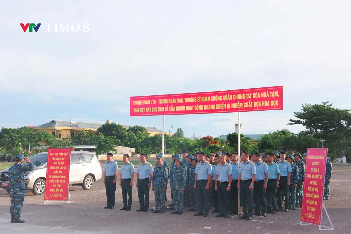 Trường Sĩ quan Không quân xây nhà nghĩa tình tặng gia đình chính sách - Ảnh 1.