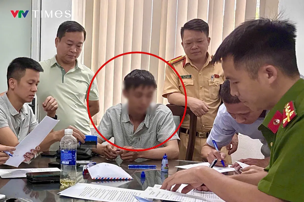 Hà Nội: Phát hiện thí sinh sử dụng camera cúc áo, tai nghe siêu nhỏ để gian lận thi sát hạch lái xe - Ảnh 1.