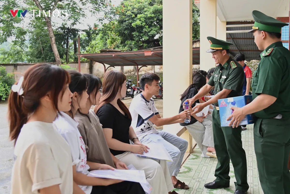 Lai Châu: Người lính quân hàm xanh và hành trình tiếp sức sĩ tử vùng biên - Ảnh 2.