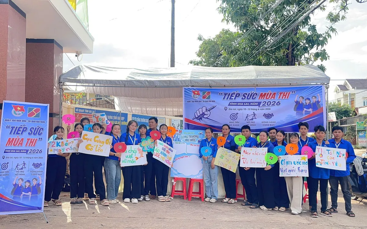 Các tình nguyện viên hỗ trợ các thí sinh đến xem số báo danh và phòng thi để ngày mai bước vào môn thi đầu tiên.