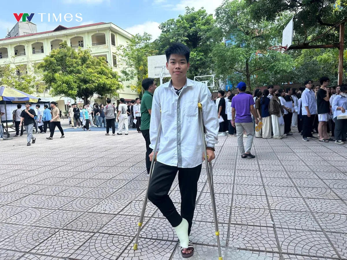 G&atilde;y ch&acirc;n trước ng&agrave;y thi, nam sinh vẫn tự tin bước v&agrave;o kỳ thi tốt nghiệp THPT 2026 - Ảnh 1.