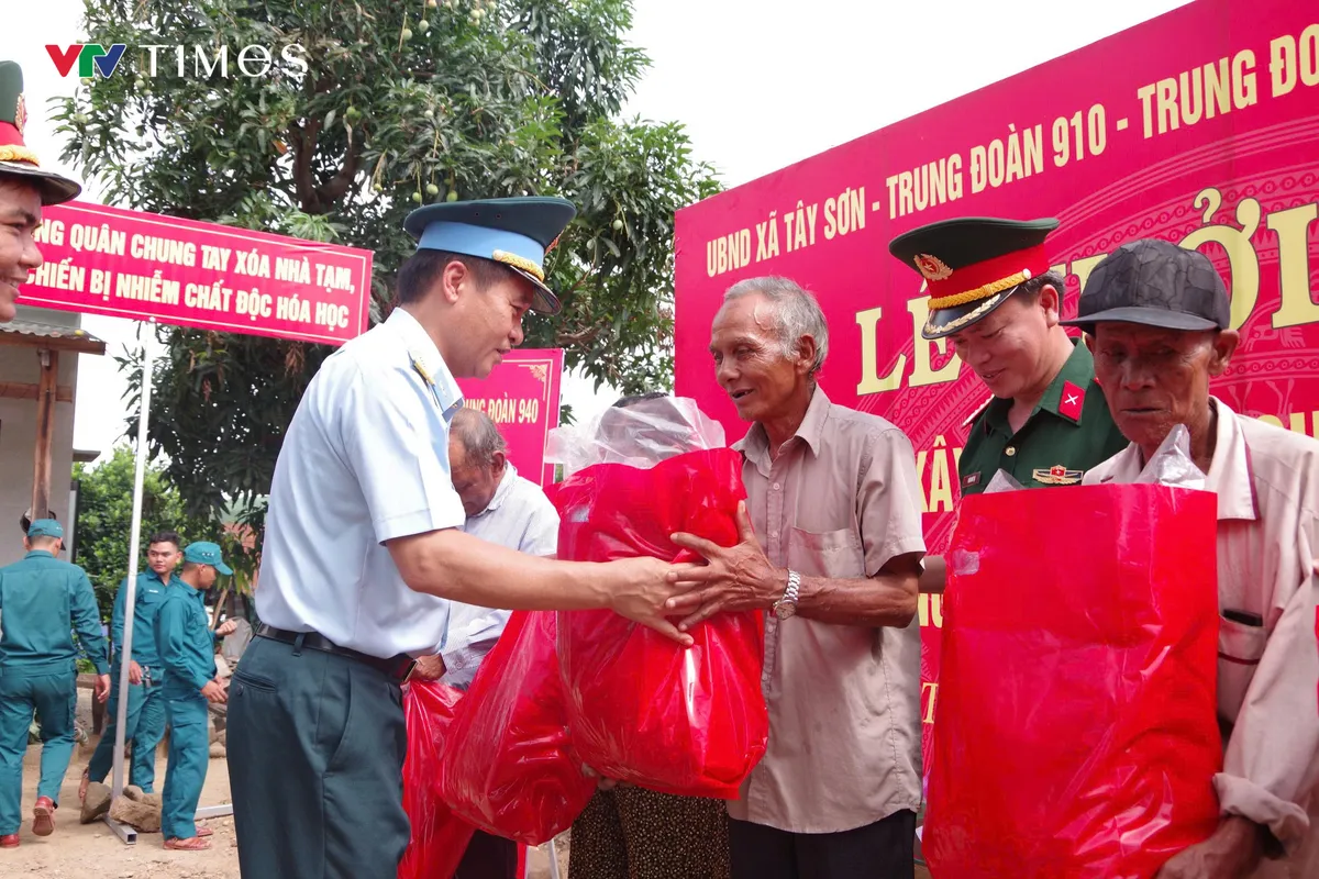 Trường Sĩ quan Không quân xây nhà nghĩa tình tặng gia đình chính sách - Ảnh 2.