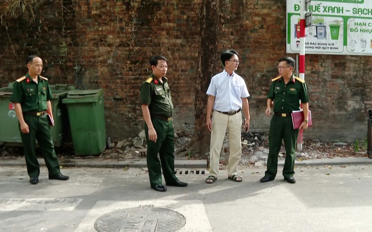 Đoàn công tác Bộ CHQS thành phố Huế và ông Lê Văn Lượt khảo sát thực tế khu vực mộ tập thể. Ảnh: Lê Sáu