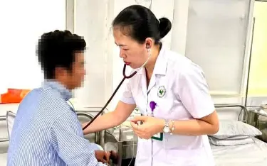 Bác sĩ thăm khám cho bệnh nhân. Ảnh: Bệnh viện 19-8