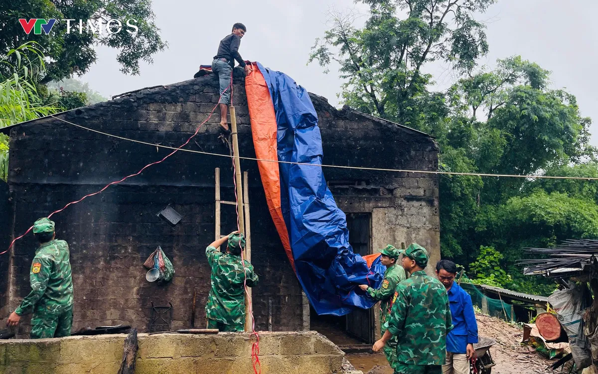 Bộ đội Biên phòng Lai Châu chung tay khắc phục hậu quả thiên tai. Ảnh: Đức Duẩn