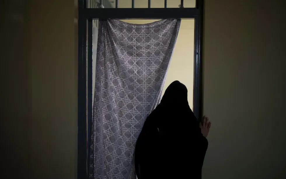 Một phụ nữ Afghanistan rời khu giam giữ dành cho nữ tại nhà tù Pul-e-Charkhi ở Kabul, Afghanistan, ngày 23/9/2021. (Ảnh: AP)