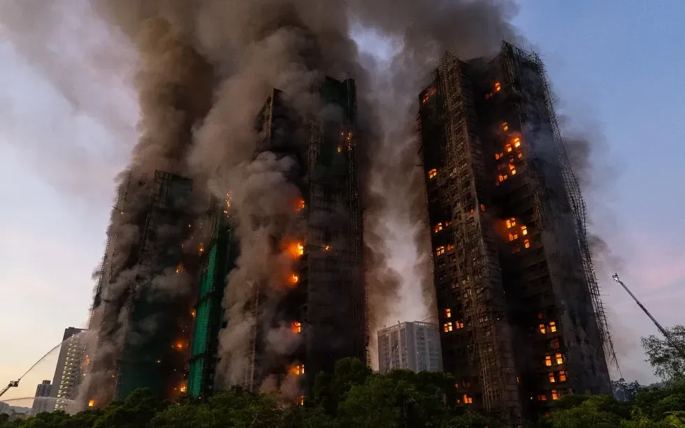 Khói bốc lên từ vụ cháy tại khu chung cư Wang Fuk Court ở Hong Kong (Trung Quốc), ngày 26/11/2025. (Ảnh: AP)