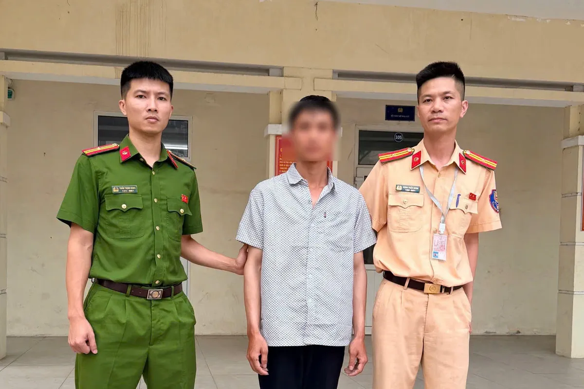 Hà Nội: Phát hiện thí sinh sử dụng camera cúc áo, tai nghe siêu nhỏ để gian lận thi sát hạch lái xe - Ảnh 2.