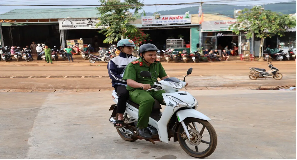 Những chuyến xe đặc biệt trước giờ thi ở v&ugrave;ng bi&ecirc;n - Ảnh 1.