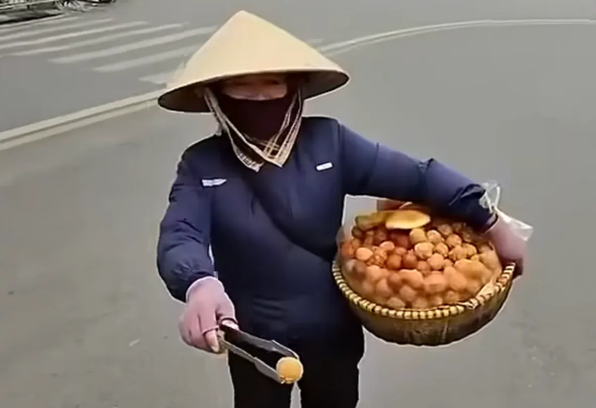 C&ocirc;ng an v&agrave;o cuộc vụ du kh&aacute;ch nước ngo&agrave;i mua 11 b&aacute;nh r&aacute;n gi&aacute; 430.000 đồng ở H&agrave; Nội.- Ảnh 1.
