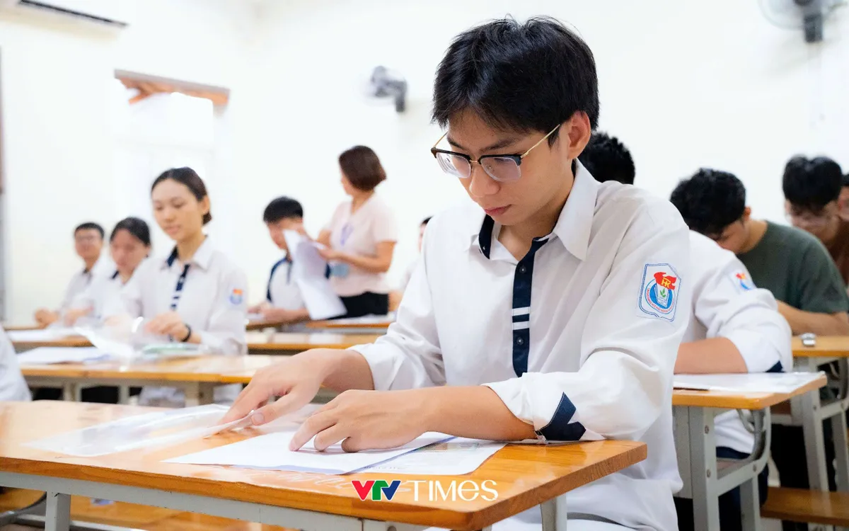 Trong ngày đầu tiên thí sinh sẽ thi 2 môn Ngữ Văn và Toán. Ảnh: Văn Lang