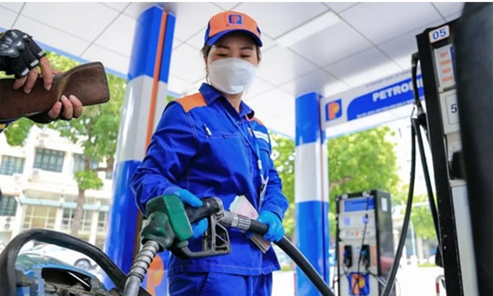 Giá xăng dầu đồng loạt giảm từ chiều 11/6, dầu diesel hạ gần 1.000 đồng/lít- Ảnh 1. Giá xăng dầu đồng loạt giảm từ chiều 11/6, dầu diesel hạ gần 1.000 đồng/lít- Ảnh 1.