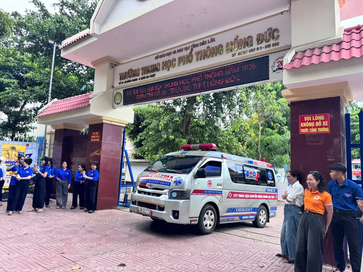 Nữ sinh mổ ruột thừa 1 ngày vẫn quyết tâm dự thi tốt nghiệp THPT 2026 - Ảnh 2.