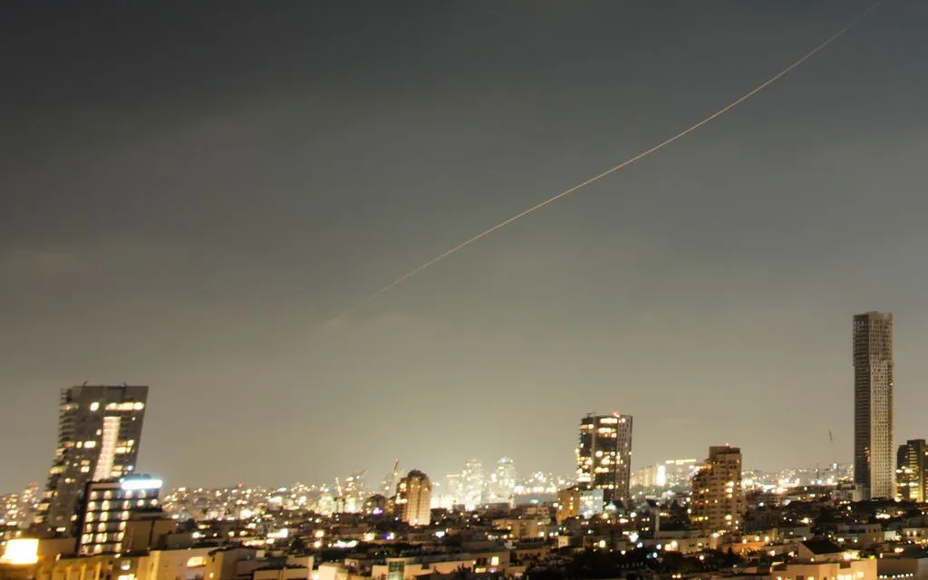 Tên lửa bay qua không phận miền Trung Israel trong một cuộc tấn công của Iran, ngày 7/6/2026 (Ảnh minh họa:  AP)