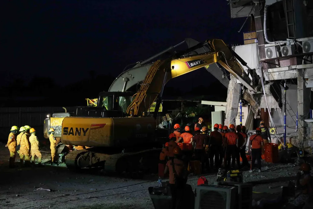 Trận động đất mạnh tại Philippines: Tìm thấy 53 thi thể nạn nhân- Ảnh 2. Trận động đất mạnh tại Philippines: Tìm thấy 53 thi thể nạn nhân- Ảnh 2.