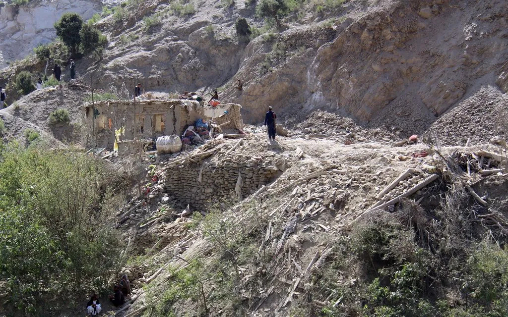 Đống đổ nát của những ngôi nhà sau các cuộc không kích của Pakistan, ở tỉnh Khost của Afghanistan, ngày 10/6/2026 (Ảnh: AP)