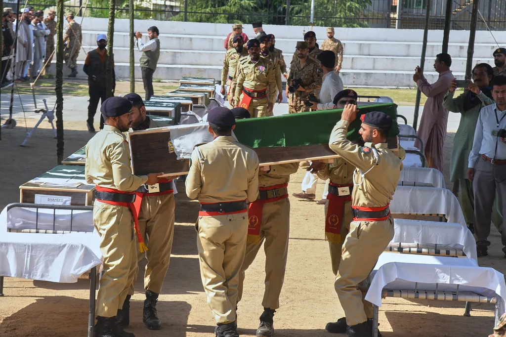 Rơi trực thăng quân sự tại Pakistan, hơn 20 người thiệt mạng- Ảnh 1. Rơi trực thăng quân sự tại Pakistan, hơn 20 người thiệt mạng- Ảnh 1.