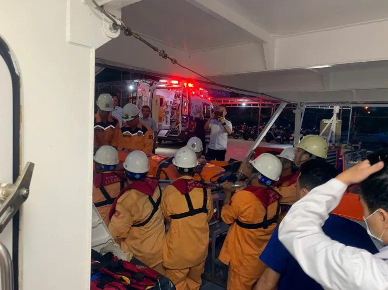 Cứu nạn thuyền viên Philippines nghi tai biến trên biển Khánh Hòa - Ảnh 3.